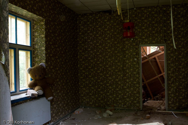 abandoned-teddy-bear-2012-6346-size-4763-x-3176