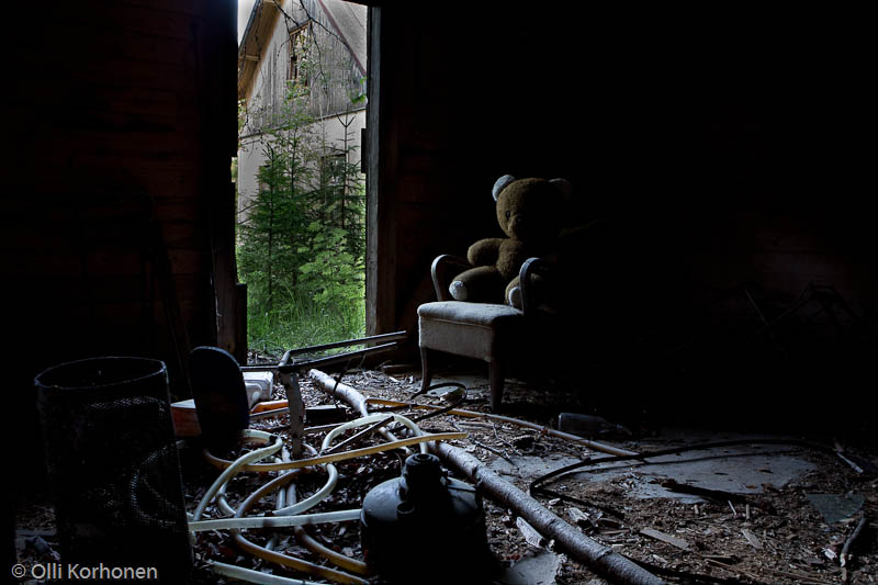 abandoned-teddy-bear-2012-6510-size-4896-x-3264