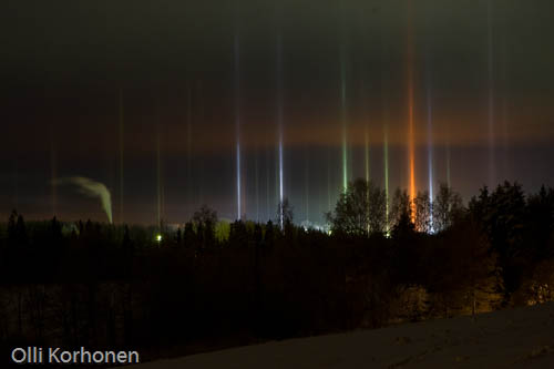 Kuva: teollisuusalueen luomat halot pimeällä iltataivaalla. halo, haloilmiö, effect, nature photography