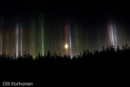 Kuva: teollisuusalueen luomat halot pimeällä iltataivaalla. halo effect, nature photography