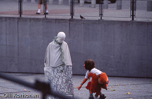 Photo, human statue, centre pompidou