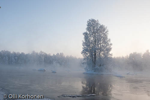 Kuva: Aurinko laskee huurteisella virralla.