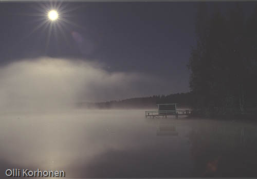 Kuva: Täysikuu sumuisen lähden yllä.