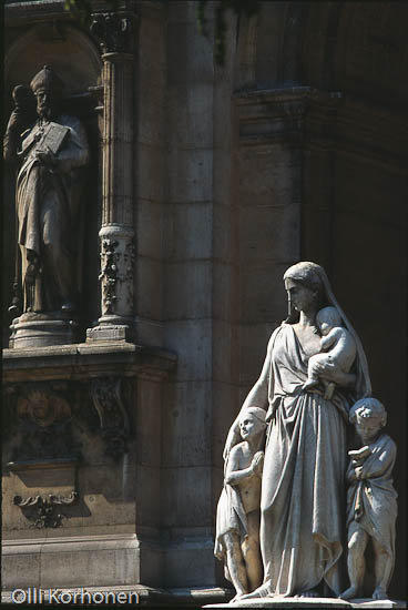 Kuva: Äiti ja lapset -patsas, Montmartren hautausmaa.