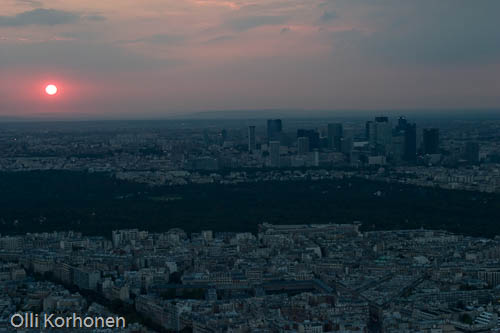 Pariisi, La Défense'n alue Eiffel-tornista nähtynä auringonlaskun aikaan.