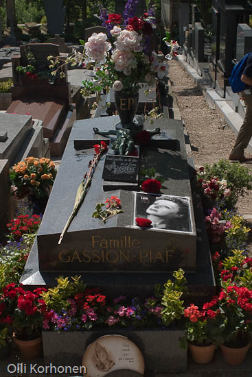 Edith Piafin kukitettu hauta, Père Lachaise, Pariisi.