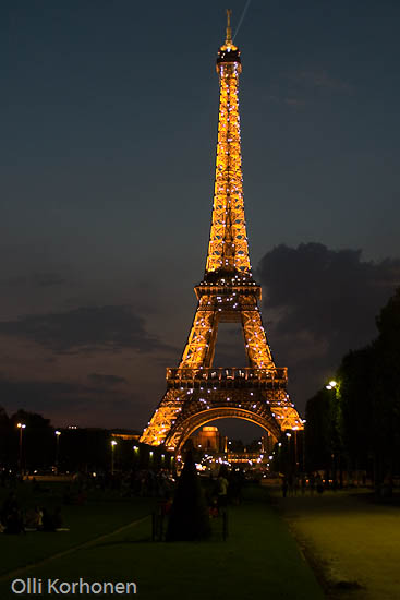 Pariisi, Eiffel -torni iltavalaistuksessa auringonlaskun aikaan.