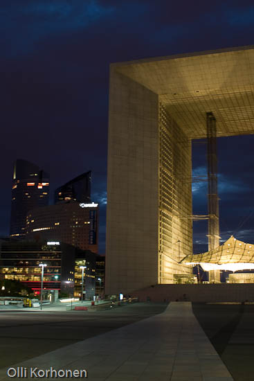  La Grande Arche de La Défense, Uusi riemukaari yövalaistuksessa. Pariisi.