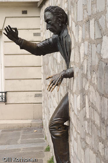 Mies astuu ulos kivimuurista, kirjailija Marcel Aymé'n patsas, Monmartre, Pariisi.