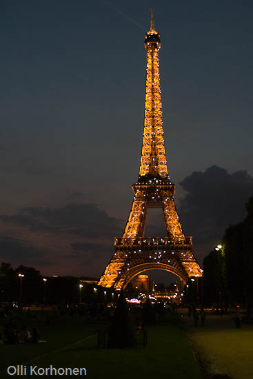 Eiffel-torni yöllä.