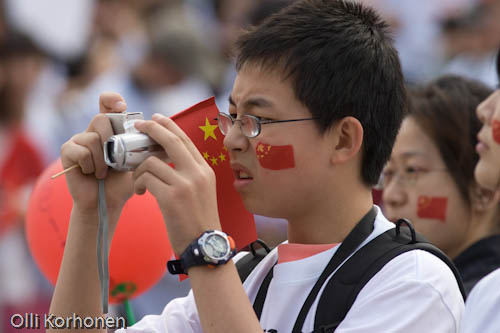 Kuvaaja kuvassa, Tukholma 2008, mielenosoitus Pekingin olympialaisten puolesta.