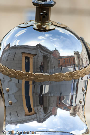 Kuva: Heijastuksia Tukholman kuninkaanlinnan vartiomiehen kypärässä.