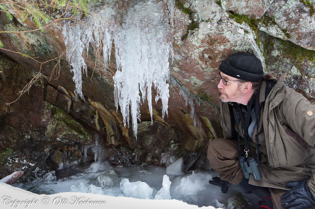 Kalliolipan lattialle oli muodostunut muutma ylöspäin kohoava jäämuodostuma, "stalagmiitti".