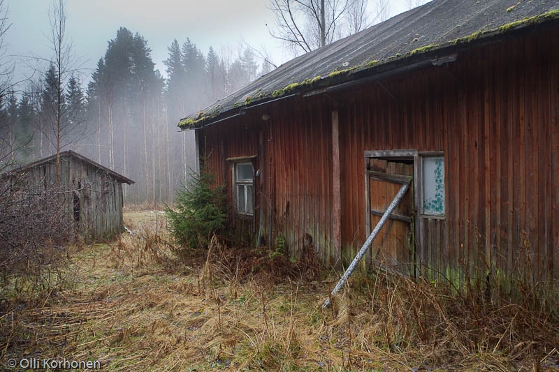 Hylätyn Nallen autio punainen talo.