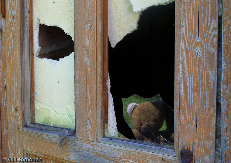 abandoned-teddy-bear-2012-6393-size-4447-x-3133