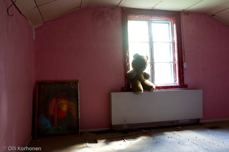 abandoned-teddy-bear-2012-6415-size-4896-x-3264