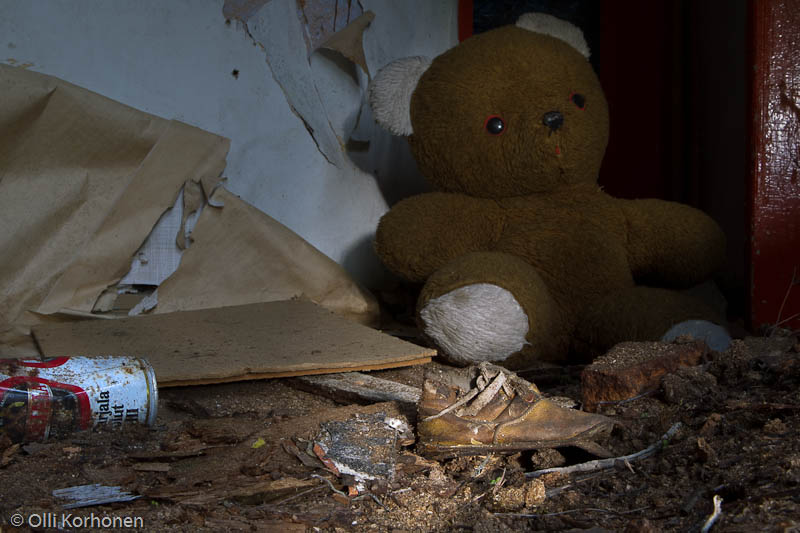 abandoned-teddy-bear-2012-6561-size-4896-x-3264