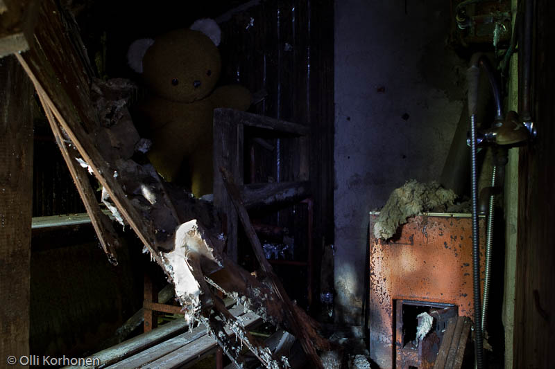 abandoned-teddy-bear-2012-6718-size-4896-x-3264