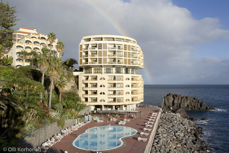 Merenrantahotelli, uima-altaat ja sateenkaari, Funchal, Madeira