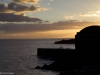 Kalastajia aallonmurtajalla auringonlaskun aikaan, Funchal, Madeira.