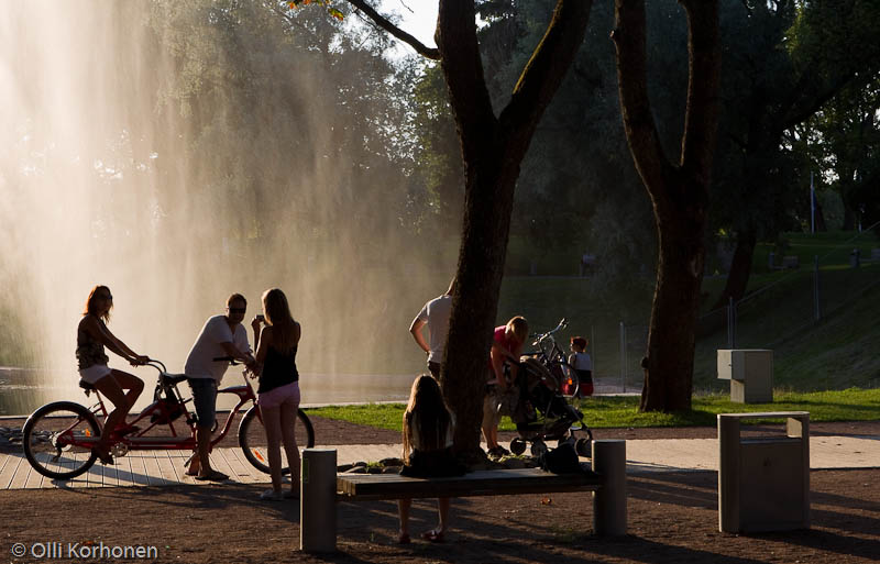 Pärnu, Vallipark, ihmisiä suihkulähteen luona.-2012-8577