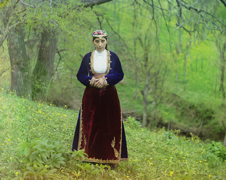 Armenialainen nainen kansallispuvussa.