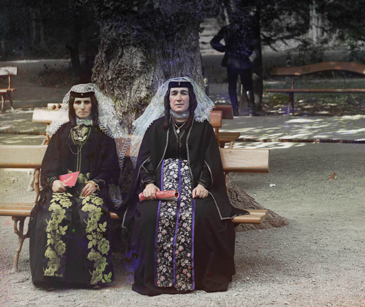 Armenialaisia naisia loma-asussa.