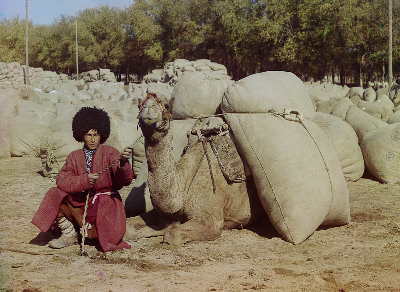 Turkmenialainen mies kamelinsa kanssa.