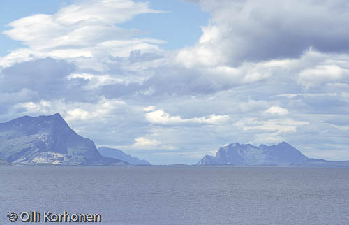 Kuva: Pohjois-Norja, Sininen merimaisema vuorineen.