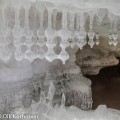 Erikoisia jääpuikkoja jääluolan luolan katossa