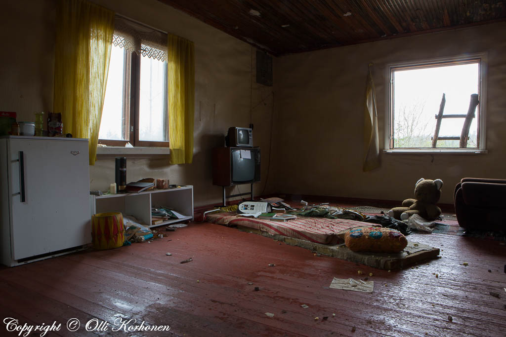 hylätty nalle,abandoned teddy bear,autio talo